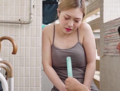 Cha chồng quấy rối con dâu khi họ vắng nhà